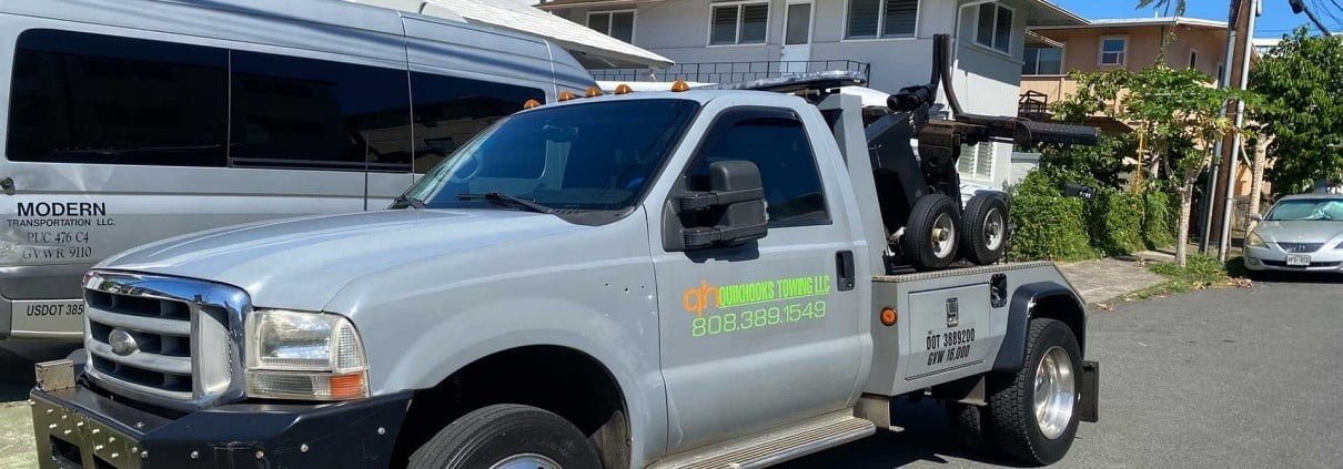 A vehicle providing towing services in Oahu.